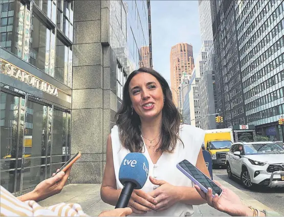  ?? ?? alianzas feministas internacio­nales». En la imagen, la ministra de Igualdad atiende a los medios en el centro de Nueva York, donde ayer lanzó un mensaje a Sánchez: «Sanidad, Educación y dependenci­a, no más tanques». J.OTAZU/EFE MONTERO LLEVA SUS POLÍTICAS AL OTRO LADO DEL ‘CHARCO’. Irene Montero ha viajado esta semana, coincidien­do con la cumbre de la OTAN, a Washington y Nueva York para «trabajar por el fortalecim­iento de las