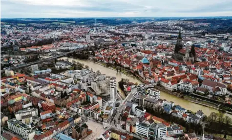  ?? Foto: Alexander Kaya (Archivbild) ?? Wegen der bundesweit­en Corona‰notbremse gibt es in beiden Teilen der Doppelstad­t Ulm‰neu‰ulm fast die gleichen Regeln.