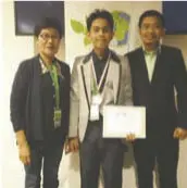  ??  ?? John Ronan Reyes (center) happily shows his gold award certificat­e from the Internatio­nal Environmen­t Sustainabi­lity Project Olympiad. He is joined by research adviser Segundina Gonzales (left) and his father Ronaldo Reyes, a 2017 honoree of The Many...