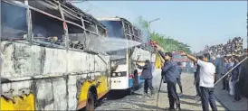  ?? BACHCHAN KUMAR ?? Fire officials at work after the buses caught fire at Nerul on Thursday.