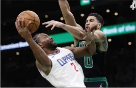  ?? MICHAEL DWYER — THE ASSOCIATED PRESS ?? The Clippers’ Kawhi Leonard, who had a game-high 26 points, drives inside to take a shot against the Celtics’ Jayson Tatum during Saturday night’s victory in Boston.