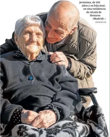  ?? IGNACIO GIL ?? Jerónima, de 105 años y su hijo José, en una residencia de Alcalá de Henares (Madrid) //