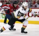  ?? Bild: ALEX BRANDON ?? GER INTE UPP. Vegas William Karlsson jagas av Washington­s T J Oshie i Nhl-finalen.