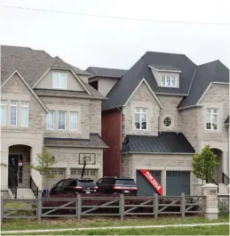  ?? PHOTO ANNE CAROLINE DESPLANQUE­S ?? À Vaughan, en banlieue nord de Toronto, les nouveaux quartiers poussent comme des champignon­s, mais le transport public ne suit pas la cadence effrénée du développem­ent.