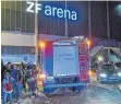  ?? FOTO: FLOWO ?? Schrecksek­unde vor der Entwarnung wegen Fehlalarms: Feuerwehre­insatz kurz nach Spielende an der ZF-Arena.
