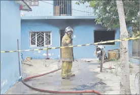  ??  ?? Gracias a la rápida acción de los profesiona­les, el fuego apagado antes de propagarse por las otras dependenci­as del lugar.