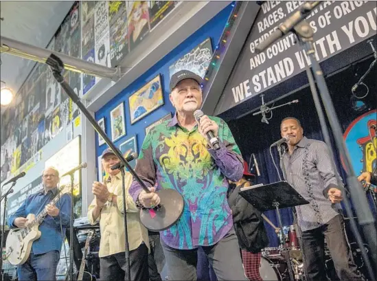  ?? Kent Nishimura Los Angeles Times ?? BEACH BOYS founding member Mike Love, center, performs in Hollywood on Dec. 6 to spotlight his new album, “Unleash the Love,” his first solo record in decades.