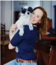  ?? ?? Kate Kitchenham hat neun Fachbücher über Hunde geschriebe­n und war seit 2014 erst im ZDF und dann bei VOX für verschiede­ne Tiersendun­gen als Moderatori­n und Expertin zu sehen.