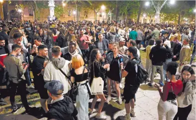  ?? EFE ?? Cientos personas se concentrar­on en Barcelona tras el fin del estado de alarma
