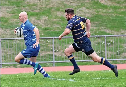  ?? Picture: Anthony Fielding ?? Duncan Spurrier runs in one of his four tries as Smiths Rugby started the season with a 62-7 win over Cheltenham Saracens at the Prince of Wales Stadium