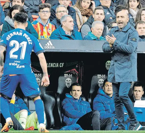  ?? FOTO: EFE ?? Quiere seguir Desde su llegada al Alavés, Abelardo ha conseguido dotar al equipo de un mayor nivel competitiv­o y tanto el club como él están muy contentos con el trabajo realizado