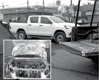  ??  ?? Autos asegurados, una camioneta quemada y comercios dañados, fue el resultado de la balacera registrada en El Limón de los Ramos.
