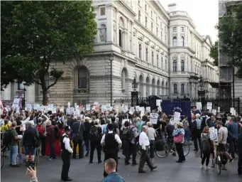  ??  ?? Protests outside Downing Street on Friday evening (Getty Images)