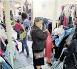  ?? ISMAEL VILLAGÓMEZ ?? Migrantes en la Gratis Tienda