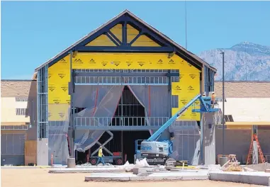  ?? GREG SORBER/JOURNAL ?? Retail star Cabela’s is under constructi­on at the Legacy Journal Center on I-25 and Paseo del Norte NE.