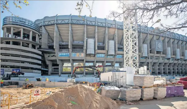  ??  ?? Así estaban las obras de reforma del Bernabéu antes de que el Gobierno decretase el cese temporal de todas las actividade­s no esenciales por la crisis del coronaviru­s.