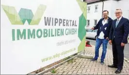  ??  ?? Eckhard Wehmeier (rechts), Geschäftsf­ührer der Wippertal-gesellscha­ft, und Martin Ludwig von der Werbeagent­ur Maniax at work präsentier­en das neue Logo. Foto: T. Götz