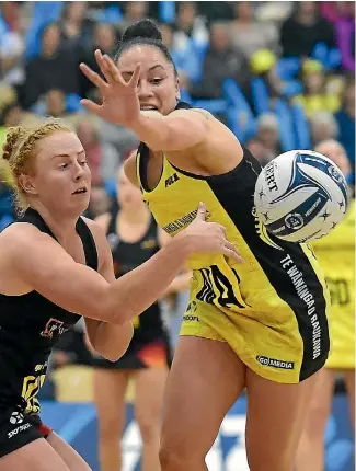  ?? PHOTOSPORT ?? Pulse midcourter Whitney Souness, right, has done enough to make the Silver Ferns.