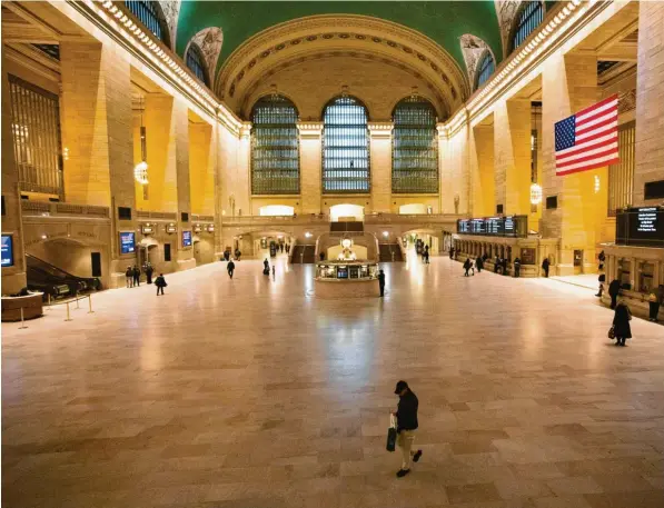  ?? Foto: Mark Lennihan/AP, dpa ?? Der Grand Central Terminal in New York gilt als der Bahnhof mit den weltweit meisten Gleisen. Hier ist immer, erst recht zu früher Stunde, der Teufel los. In diesen Tagen allerdings herrscht morgens gähnende Leere. Der Grund sind die Ausgangsbe­schränkung­en in der Millionens­tadt.
