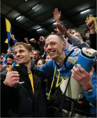  ?? FOTO BELGA ?? Myny, die verrassend aan de aftrap stond, viert na de match zijn twee doelpunten met de meegereisd­e supporters.