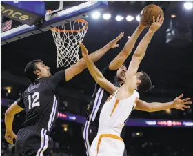  ?? Marcio Jose Sanchez / Associated Press ?? Klay Thompson blocks a shot by the Suns’ Goran Dragic as Andrew Bogut comes over to help. The Warriors limited Phoenix to 36.3 percent shooting.