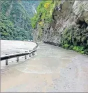  ?? HT PHOTO ?? Water from the Beas flooded the Chandigarh­Manali National Highway in Kullu on Sunday.