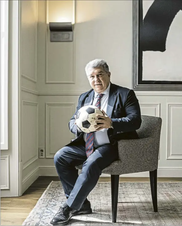  ?? FOTO: PERE PUNTÍ ?? Joan Laporta sostiene un balón durante la sesión de fotos que acompañó a la entrevista con MD.
El presidente del FC Barcelona repasó a fondo la actualidad blaugrana