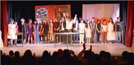  ?? Héctor Lorenzo ?? Estudiante­s compitiero­n en el Teatro Xicohténca­tl para representa­r a Tlaxcala en el encuentro nacional Jóvenes en Escena.