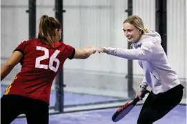  ??  ?? Lina Cardell och Ida Staxen Lagerbon laddar upp inför match. Trots försöket lyckades duon inte ta sig till final.