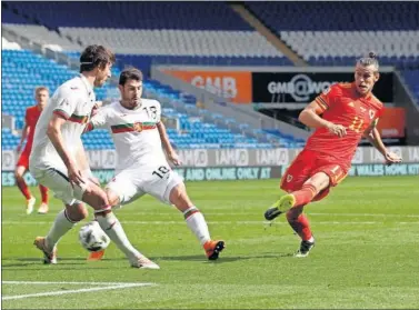  ??  ?? Bale, ayer, en una acción del partido de Gales contra Bulgaria.