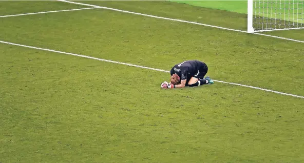  ?? FOTO: DPA ?? Der einsamste Mensch im Stadion von Kiew: Liverpools Torwart Loris Karius nach dem Abpfiff des Champions-League-Endspiels.