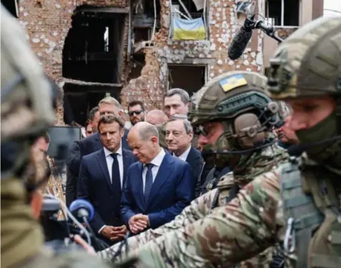  ?? © Ludovic Marin/epa-efe ?? Macron en Scholz op bezoek in Oekraïne. Parijs acht grondtroep­en sturen mogelijk, Berlijn niet.