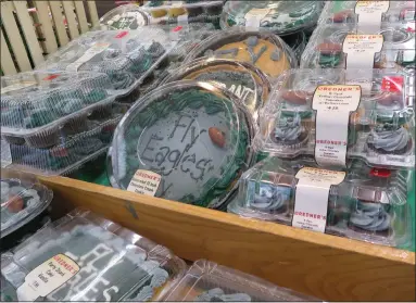  ?? DAVID MEKEEL — MEDIANEWS GROUP ?? A display of Eagles-themed baked goods at Redner’s Warehouse Markets in South Heidelberg Township.