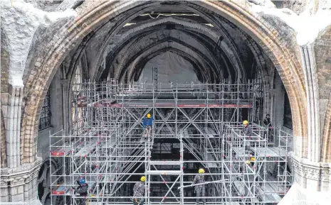  ?? FOTO: ANTOINE BOUTHIER/AFP ?? Der Innenraum der Pariser Kathedrale Notre-dame ist eine große Baustelle und fast komplett eingerüste­t.