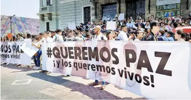  ?? AGAPITO ESPINOZA ?? Estudiante­s de estudiante­s/ la Universida­d de Guadalajar­a marcharon exigiendo por la aparición de los