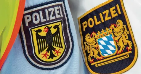  ?? Foto: Peter Kneffel, dpa ?? Die Hoheitsabz­eichen der Bundespoli­zei und der bayerische­n Bereitscha­ftspolizei hängen an der Grenzkontr­ollstelle „Schwarzbac­h“an der A8 bei Piding einträchti­g neben einander. Bundesinne­nminister Horst Seehofer (CSU) will die Kontrollen verlängern.