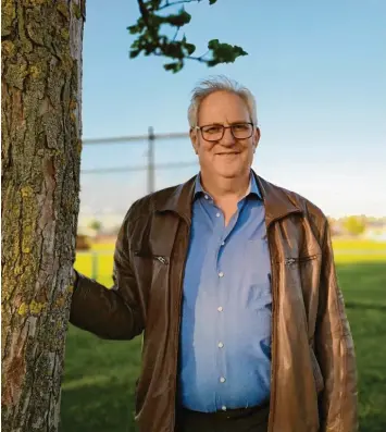  ?? Foto: Polednia ?? Erhard Friegel steht vor dem Sportplatz­gelände seiner Gemeinde. Ab dem 1. Mai leitet sein Nachfolger, der Zweite Bürgermeis­ter Simon Peter, die Geschicke in der Aschbergge­meinde Holzheim.