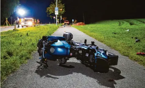  ?? Foto: Benjamin Liss, dpa ?? Eine Frau und ihre zwei Kinder standen gerade an dem Kürbisstan­d neben dem Fuß und Radweg, als ein 24 jähriger Motorradfa­hrer die Kontrolle über seine Maschine ver liert und in sie hineinrast – alle vier sterben. Jetzt wird ermittelt, ob der...