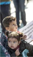  ?? PAnU PoHjoLA
Foto: LEHtIKUVA / ?? En del av demonstran­terna gick över gränsen till Sverige i går medan en handfull stannade kvar.