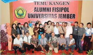  ?? ARYA/JAWA POS ?? TAK TERLUPAKAN: Alumni angkatan 1980 berkumpul di panggung untuk dipotret sebagai kenangkena­ngan.