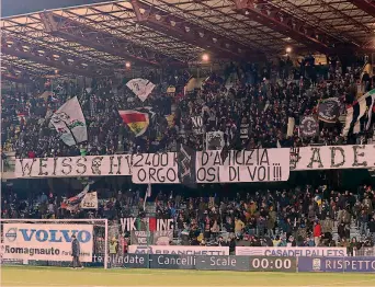  ??  ?? La curva dei tifosi del Cesena: nonostante la crisi del club sono stati già sottoscrit­ti 1255 abbonament­i