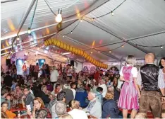  ?? Foto: Madlen Berner ?? Ausgelasse­n feierten die Rainer ihr Oktoberfes­t auf dem Schlosspla­tz. Die Veranstal ter hatten Glück mit dem Wetter.