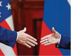  ?? Foto: Alexander Zemlianich­enko, dpa ?? Nach dem Gipfel ist vor dem Gipfel: Im Herbst wollen sich Donald Trump und Wladi mir Putin in Washington treffen.