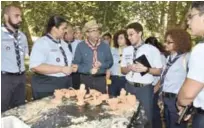  ??  ?? Encuentro. El ministro de Educación, Andrés Navarro, mientras hablaba ayer con un grupo de jóvenes Scouts.