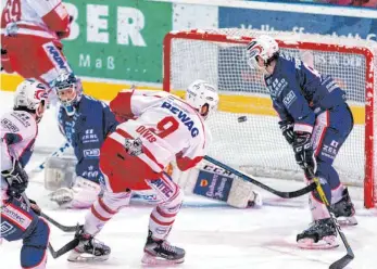  ?? FOTO: CHRISTIAN FLEMMING ?? Chancenlos waren die Lindau Islanders im Heimspiel gegen die Regensburg­er Eisbären. Gleich fünfmal musste EVL-Torhüter Michael Boehm die Scheibe aus dem Tor holen.