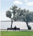  ?? JiM MicHAuD / BoSTon HeRALD ?? The weather was right to find a good place to read a book near Lynn Beach.