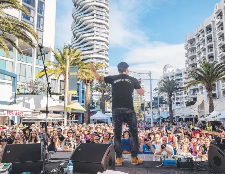  ?? Picture: LUKE MARSDEN ?? Casey Barnes draws a crowd at the Groundwate­r Country Music Festival in Broadbeach.