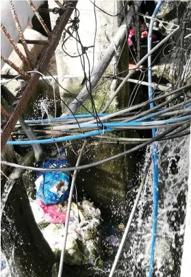  ??  ?? A canal leading to the Guizo creek shows that while many Mandauehan­ons are heeding the ban, some are still using plastic bags and, worse, clogging up waterways.