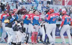  ??  ?? INSPIRADOR. Así fue el jonrón con las bases llenas que conectó Anthony García el miércoles para reponer a Puerto Rico de una desventaja 4-0 e impulsarlo a vencer a Venezuela por 6-5 camino a la final que jugaban anoche ante Dominicana, al cierre de...