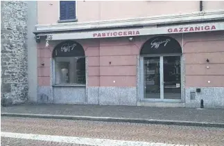  ??  ?? Lo spazio lasciato vuoto dalla panetteria accanto al bar Gazzaniga